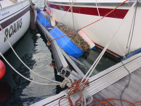 17- Catways retournes entre les bateaux 